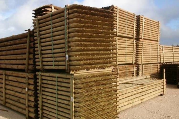 Postes de madera torneados con un acabado liso y uniforme apilados