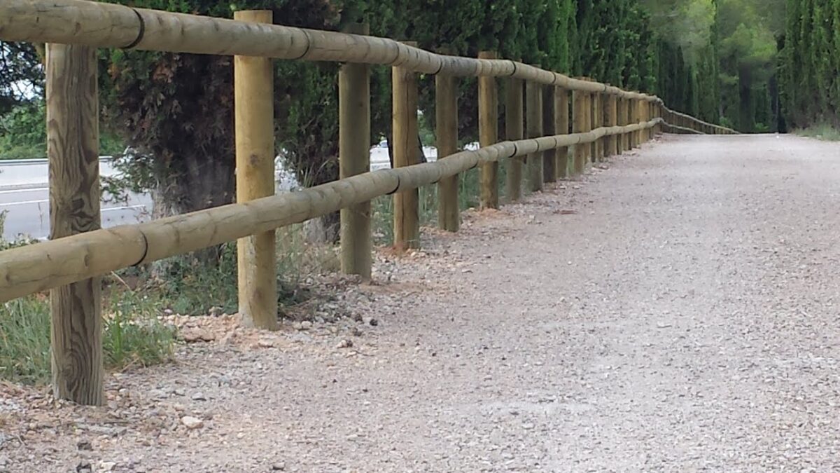 Postes de pino tratado apilados para exterior